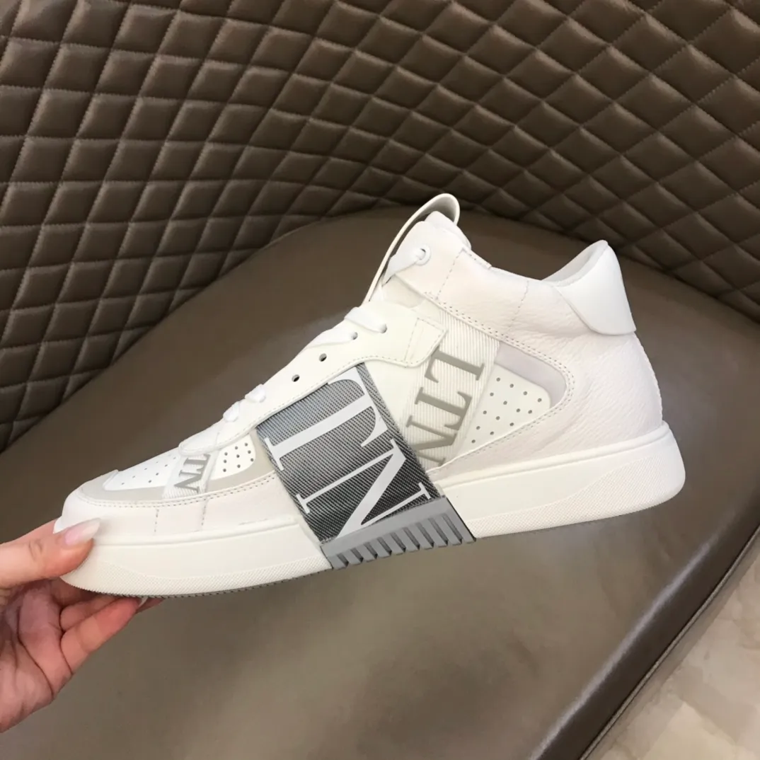 P460◾️▫️V L7N high-top calfskin lace-up sneakers. No man should be able to refuse this style. The classic color scheme is so handsome! Purchase a high-precision replica of the original version to instantly sell off the market currency! 6 VLTN logo rubber effect straps - Valentino Garavani Logo printed on the back and tongue, all materials are customized to ensure quality!  Size: Male 38-44 (45.46 customized)